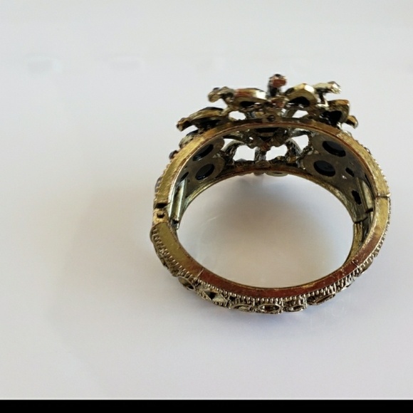 Old gold tone bracelet with black stones - Picture 12 of 13